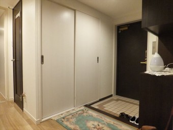 上部スペースを有効利用して玄関収納を設置 上部スペースを有効利用して玄関収納を設置